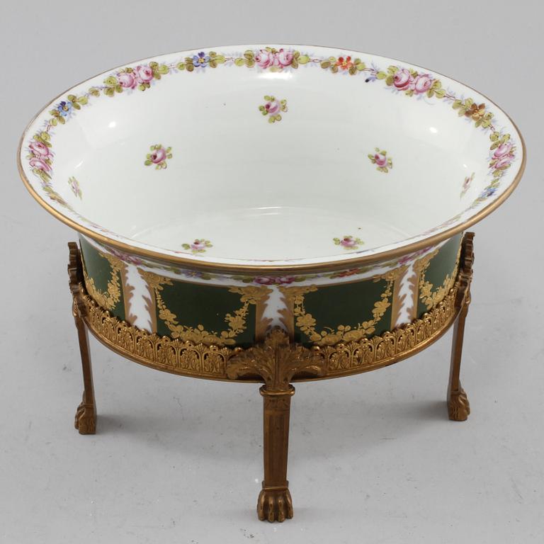 SKÅL, porslin, Sèvres- liknande märke, Louis XVI-stil, 1900-tal.