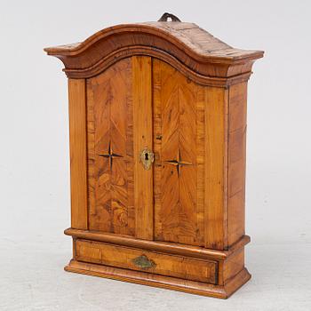 Hängskåp, Barock, 1700-talets första hälft.