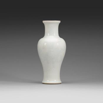 1600. A white glazed vase with 'anhua' pattern, Qing dynasty (1644-1912).