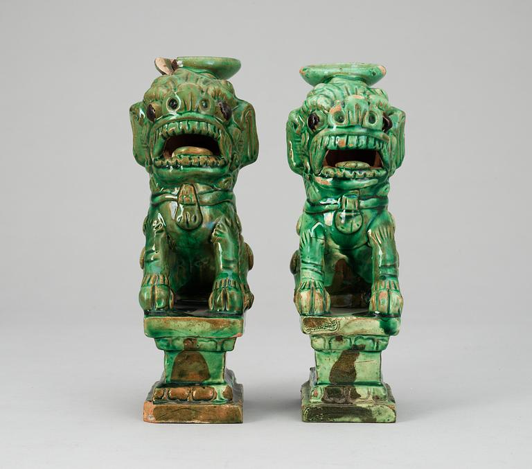 A pair of  green glazed censers. Qing dynasty (1644-1914).