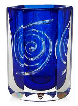 621. An Olle Alberius ariel 'Whirl' glass vase, Orrefors 1988.
