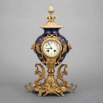BORDSPENDYL, Louis XVI-stil, 1800-talets sista kvartal.