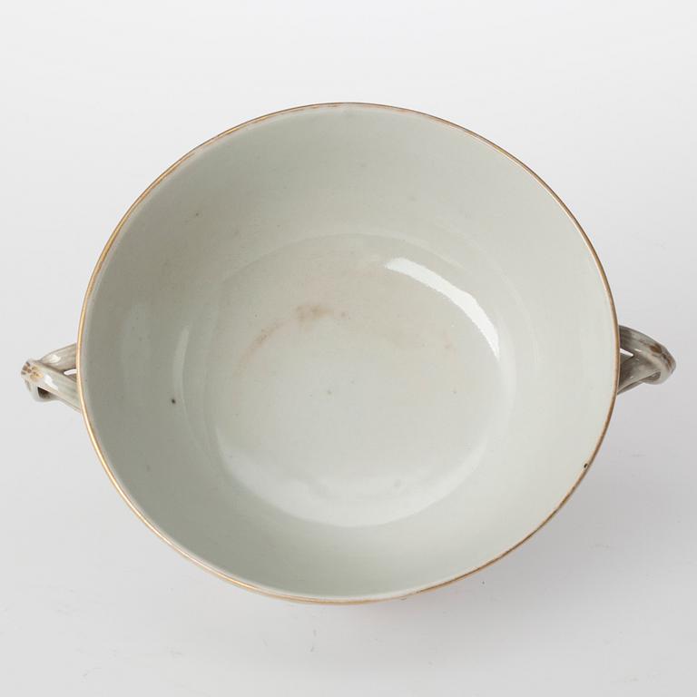 SKÅL MED HÄNKLAR, porslin, Kina, Qianlong (1736-1796).