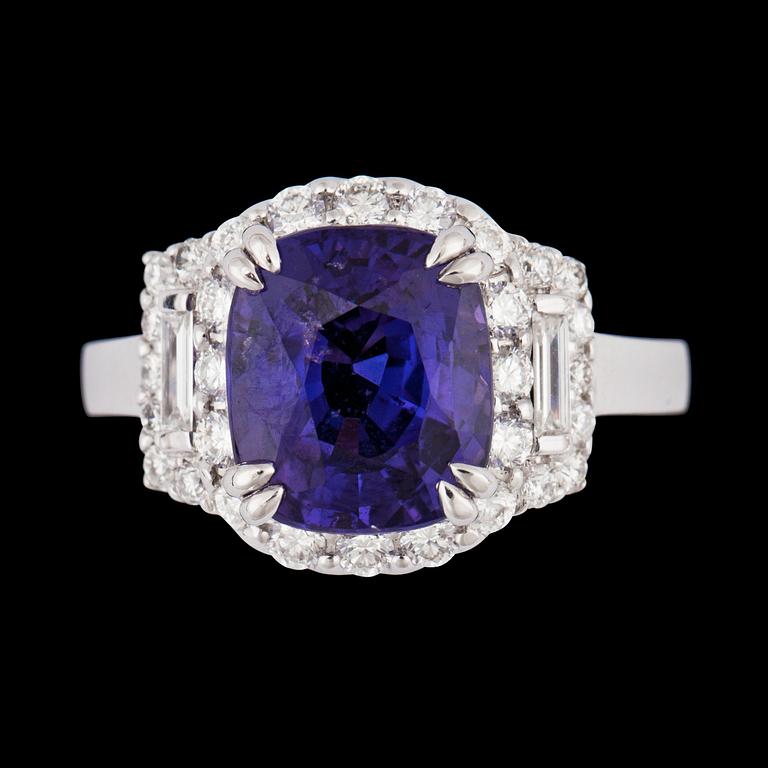 A violet-blue sapphire, 5.27 cts, and baguette- and brilliant cut diamond ring.