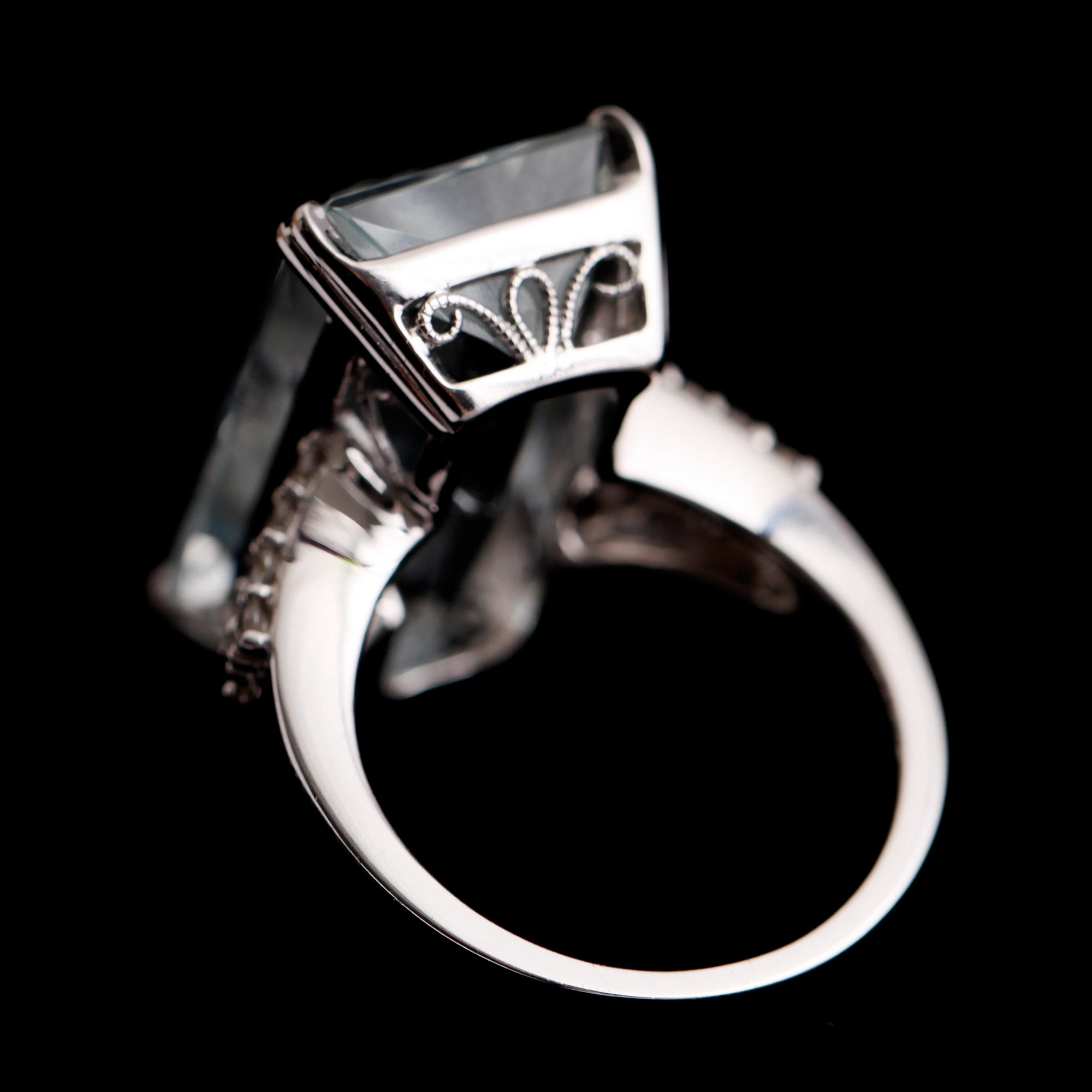 RING, 18 k vitguld, med akvamarin 16.95 ct samt briljantslipade diamanter.