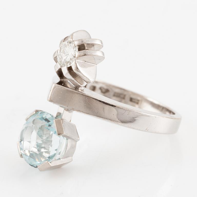 A ring in 18K white gold with a aquamarine and a round brilliant-cut diamond.