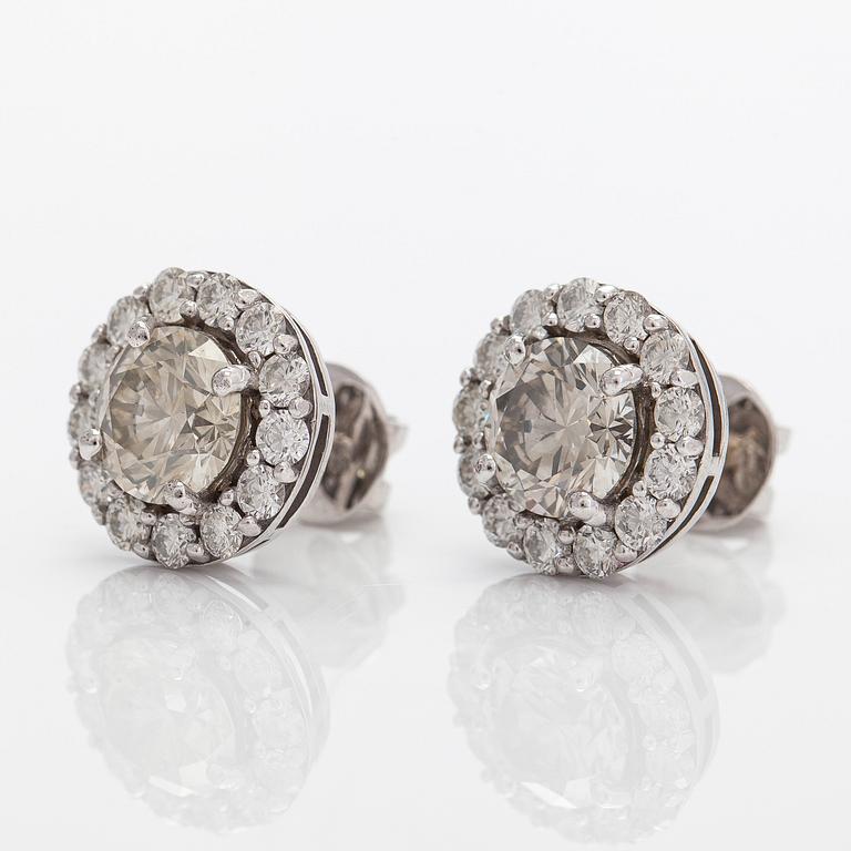 A Pair of 14K whitegold earrings with brilliant-cut diamonds totalling approx 4.34 ct.