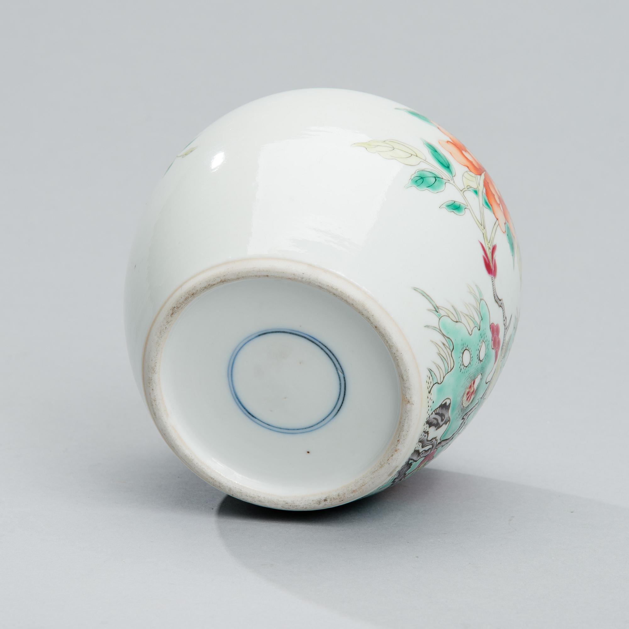 URNA MED LOCK, porslin, Kina 1800-tal.