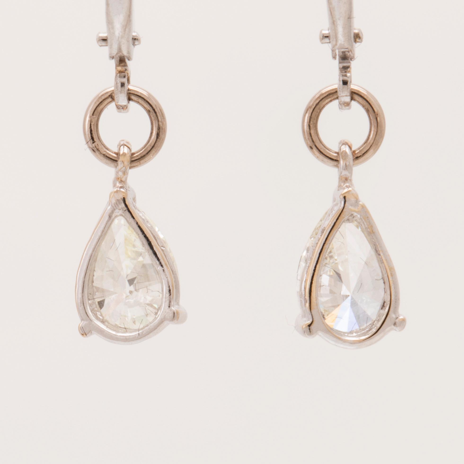 Örhängen 18K vitguld och päronslipade diamanter.