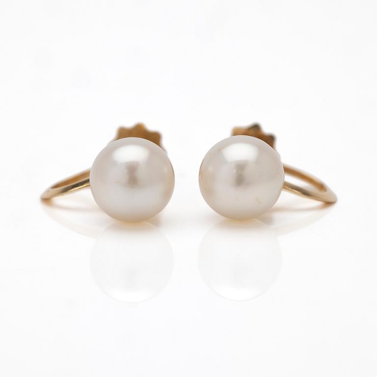 A pair of 18K gold earrings with cultured pearls.