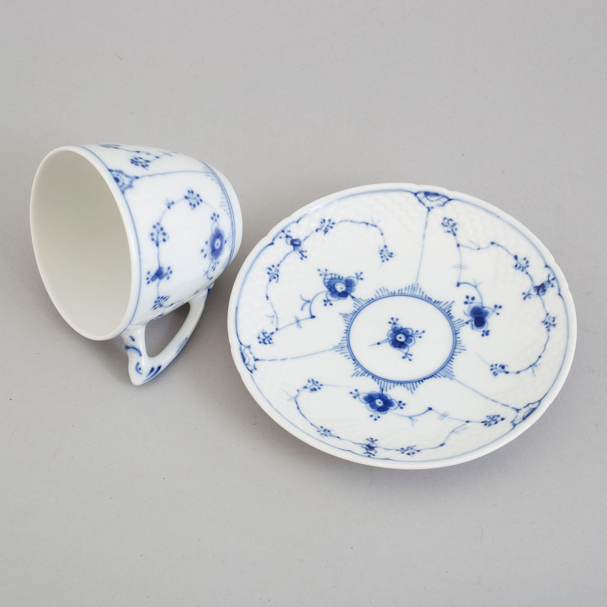 A part tea and coffee porcelain service, 'Musselmalet', Royal Copenhagen and Bing & Gröndal, 20th century (23 pieces).