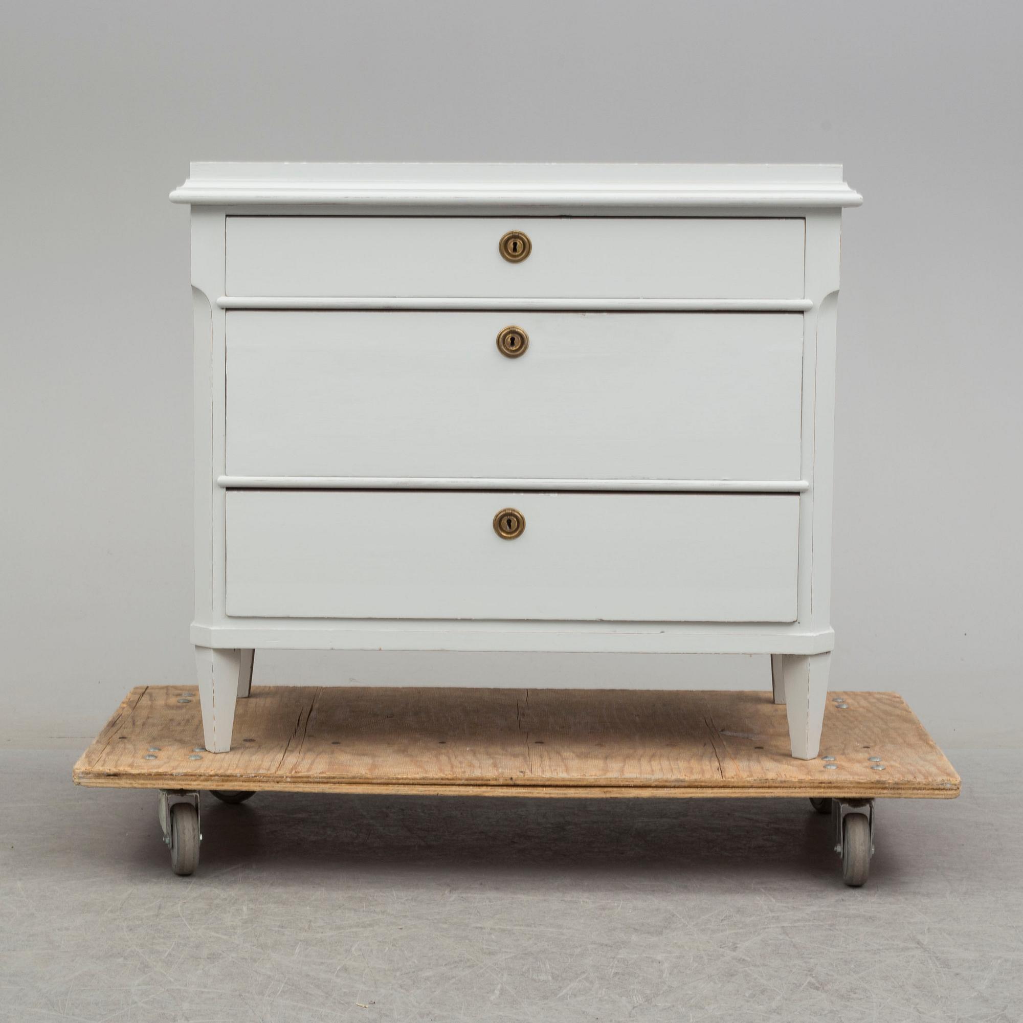 BYRÅ, gustaviansk stil, 1800-talets slut.