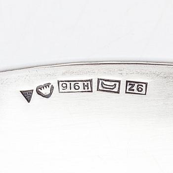 Tillander, mockaskedar, 10 st, knivar, 6 st, och ett fat, emalj och silver, Helsingfors 1950-52, 1968 och 1953.