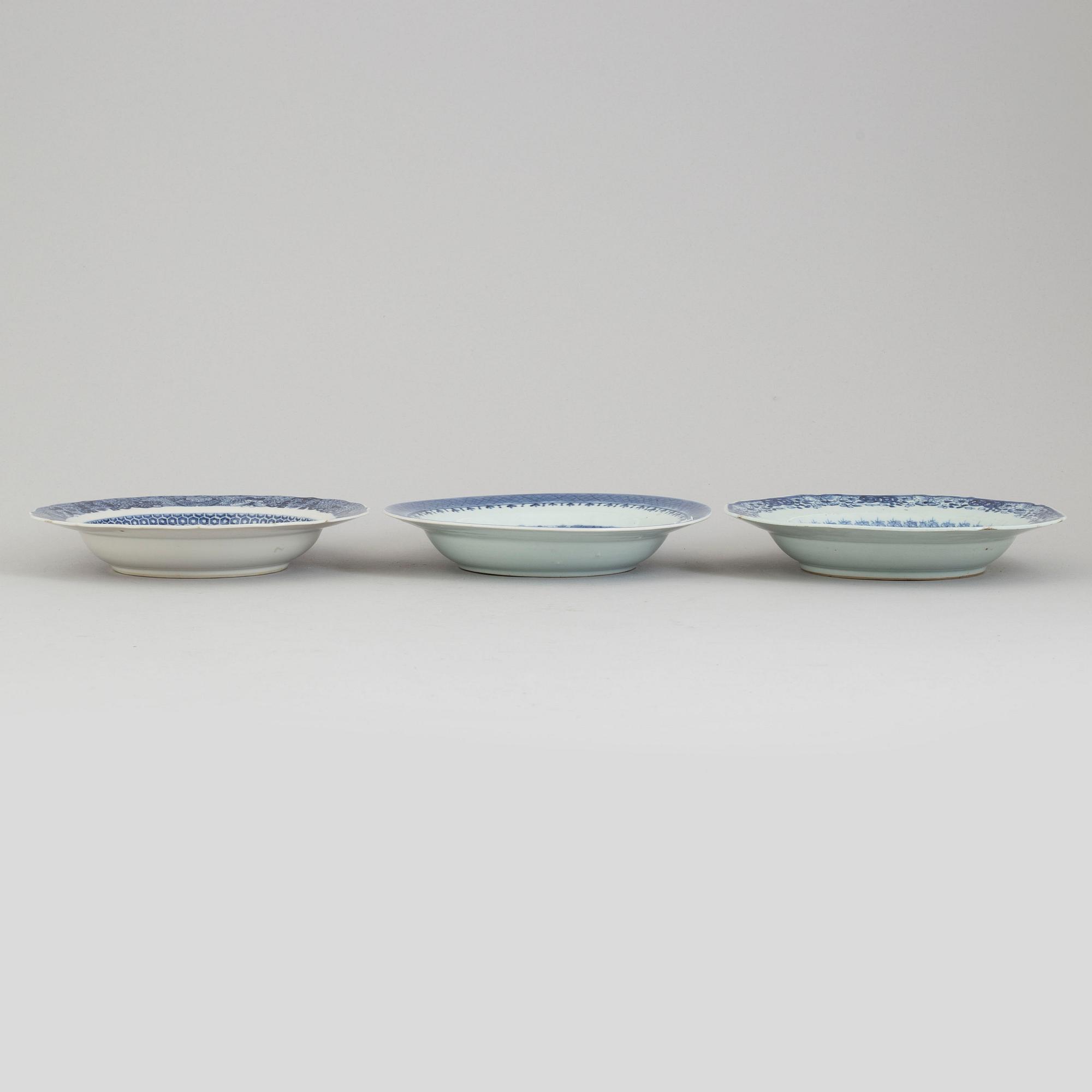 TALLRIKAR, tre stycken, samt SOPPTALLRIKAR, tre st, kompaniporslin. Qingdynastin, Qianlong (1736-95) samt en 1800-tal.