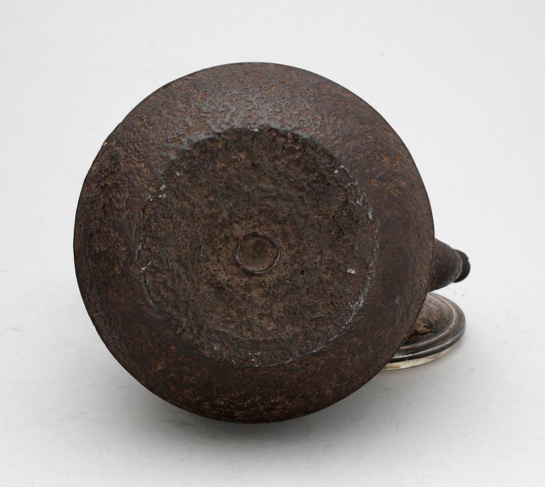 TÉKANNA, gjutjärn, trol Japan, 1700-tal.
