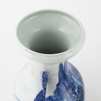 A set of two Chinese vases, late Qing dynasty/early 20th Century.