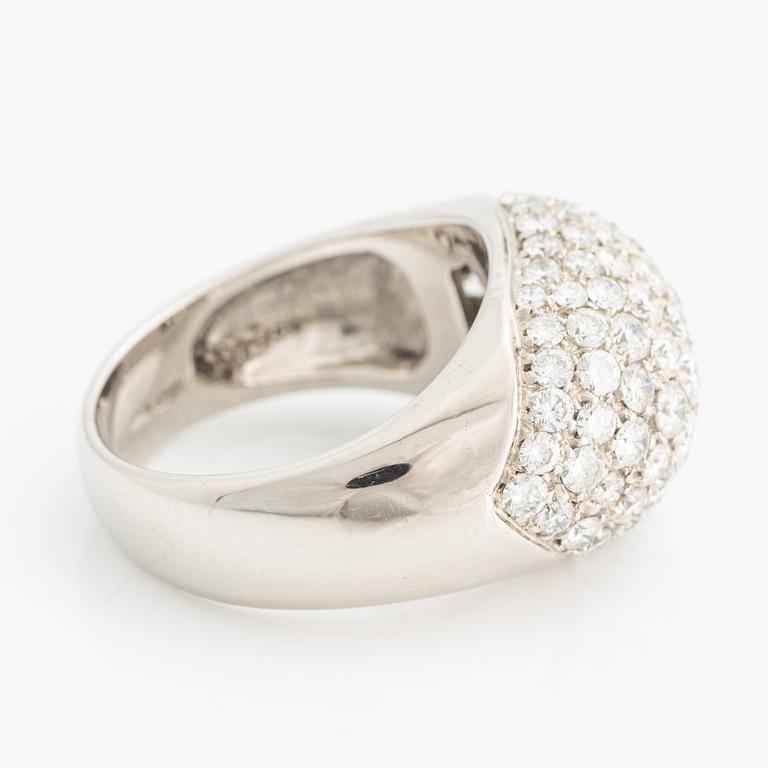 Ring, bombe ring, white gold with brilliant-cut diamonds.