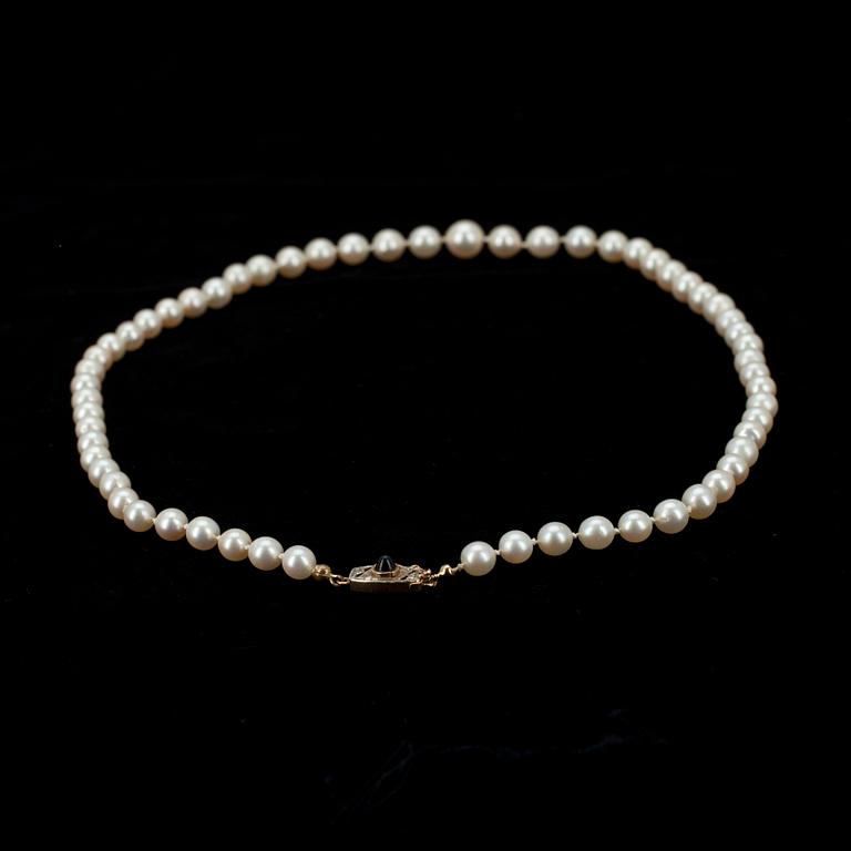 PÄRLCOLLIER, odlade pärlor, guldlås 18K.