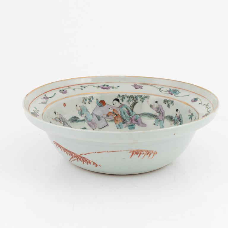 A porcelain basin, China, late Qing dynasty, around 1900.