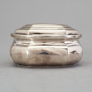 A GERMAN BAROQUE SILVER BOX, Weight ca 175 g.