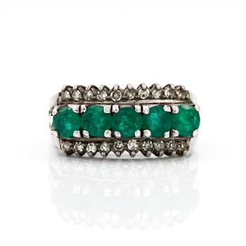 RING, 18 k vitguld, diamanter samt smaragder. 1900-tal. Totalvikt ca 5 gram.