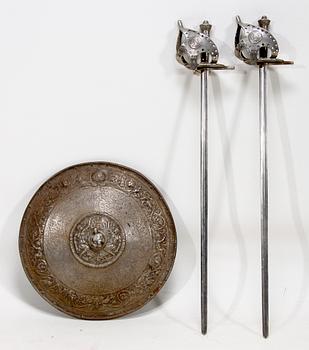 DEKORATIONSSVÄRD, 2 st med SKÖLD, 1800-talets andra hälft.