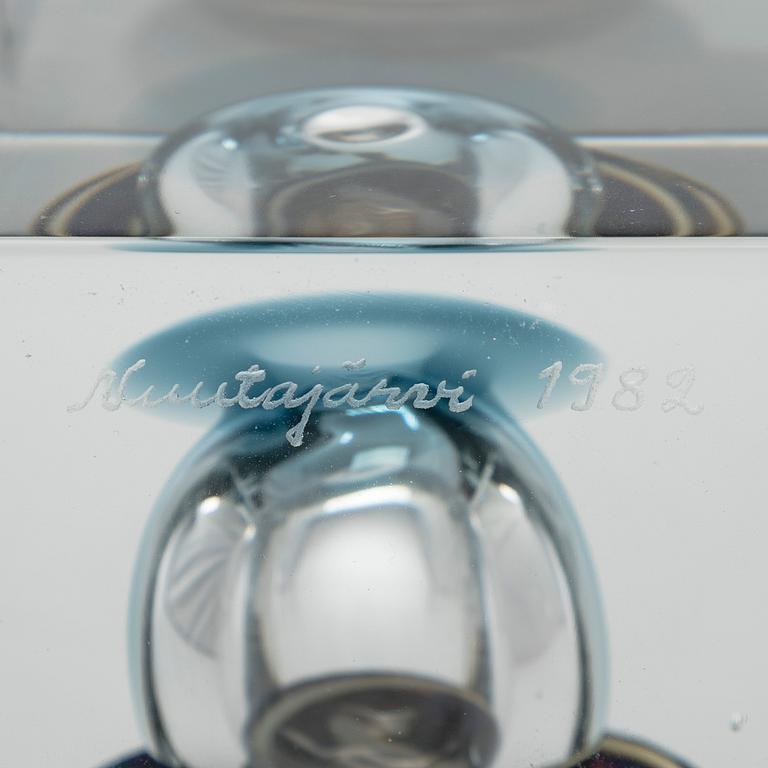 Oiva Toikka, årskub, signerad Oiva Toikka, Nuutajärvi 1982, numrerad 371/2000.