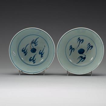 A pair of blue and white dragon bowls, Qing dynasty, Kangxi (1662-1722).