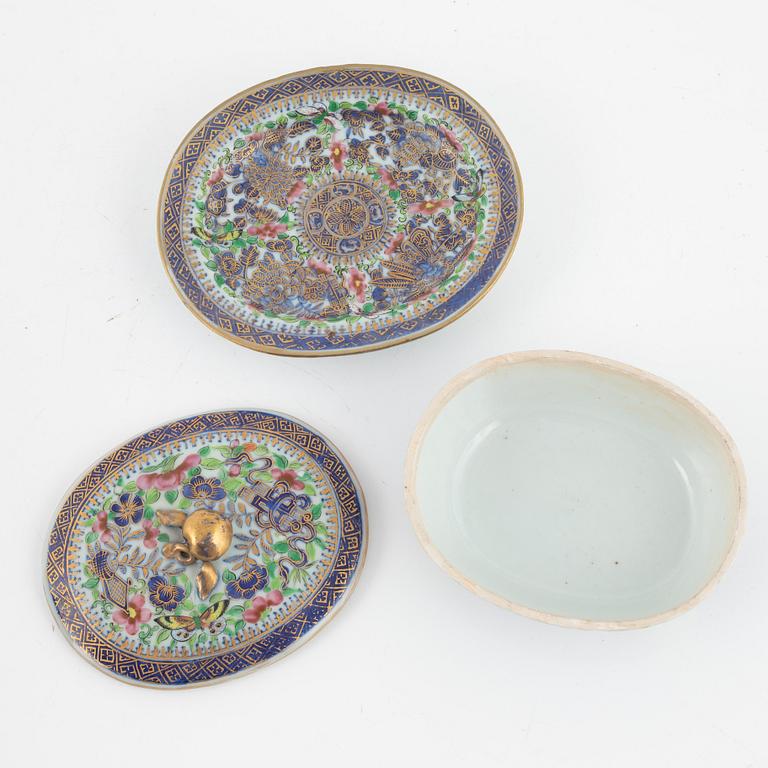 Smör terrin med lock och fat, porslin. Qingdynastin, 1700-tal.