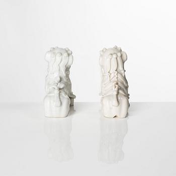 A pair of Chinese blanc de chine figures of buddhist lions, Qing dynasty, Kangxi (1662-1722).