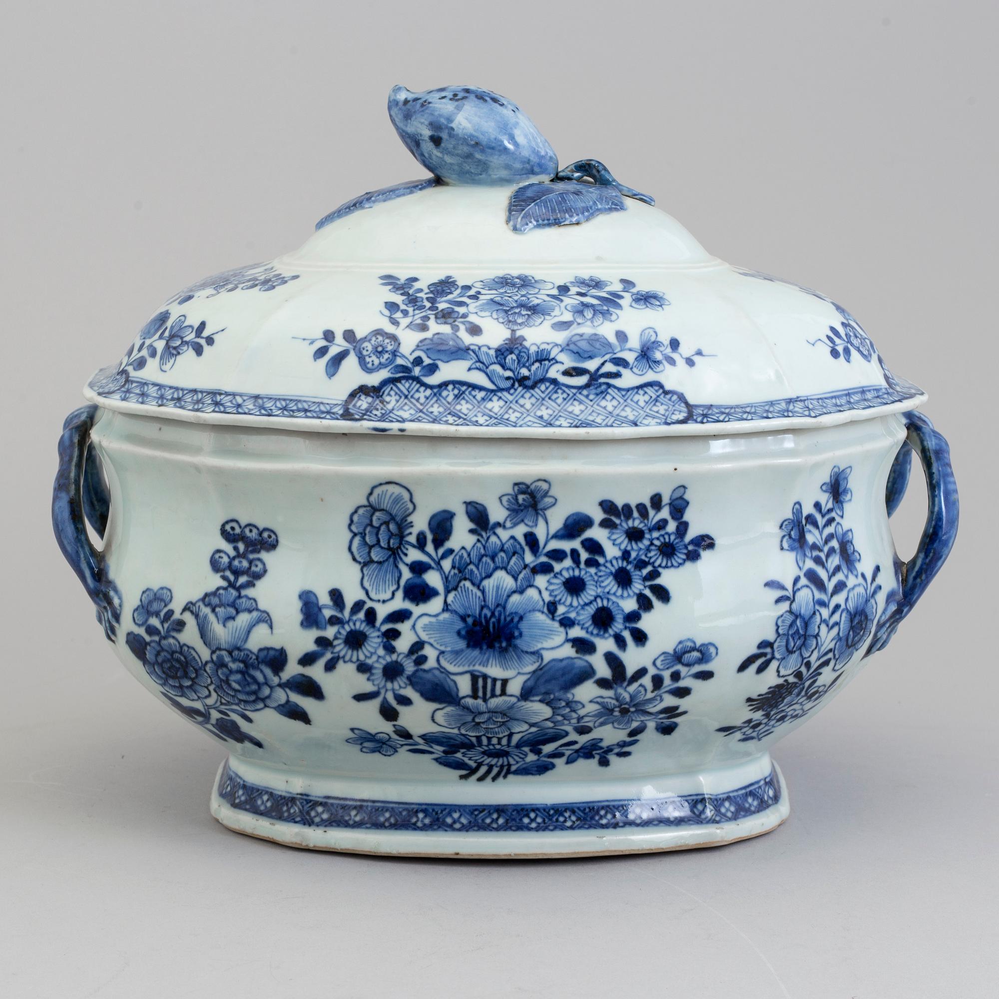 A blue and white tureen with cover, Qing dynasty, Qianlong (1736-95).