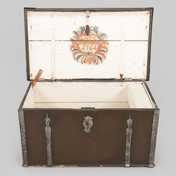 Kista, märkt med monogram, 1764.