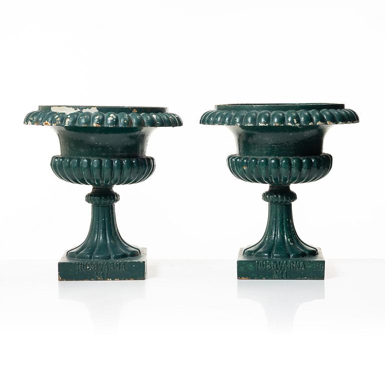 Trädgårdsurnor, ett par, No. 1, Husqvarna, omkring 1900.