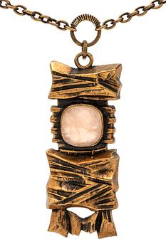 Penttii Sarpaneva halsband brons med rosenkvarts, total längd ca 70 cm, hänge ca 7 x 3 cm.