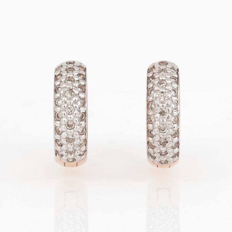 ÖRHÄNGEN, ett par med diamanter totalt ca 0.35 ct.