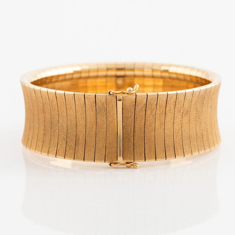 An 18K gold bracelet.