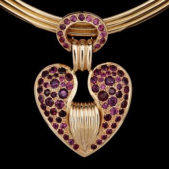 A gold and ruby heart necklace. Weight 71,2 g.