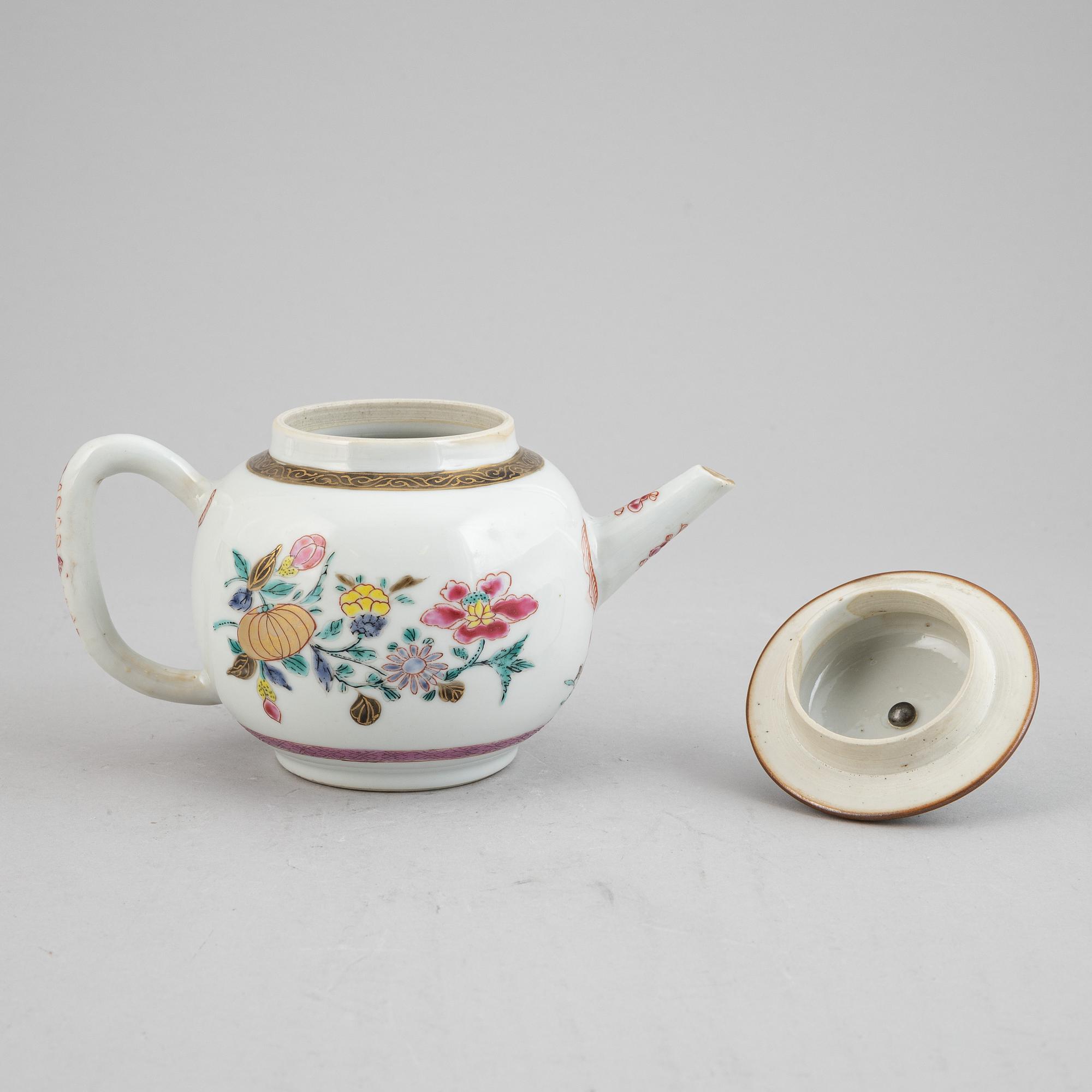 A group of Chinese porcelain, Qing dynasty, Qianlong (1736-1795) and 19th/20th century. (6 pieces).