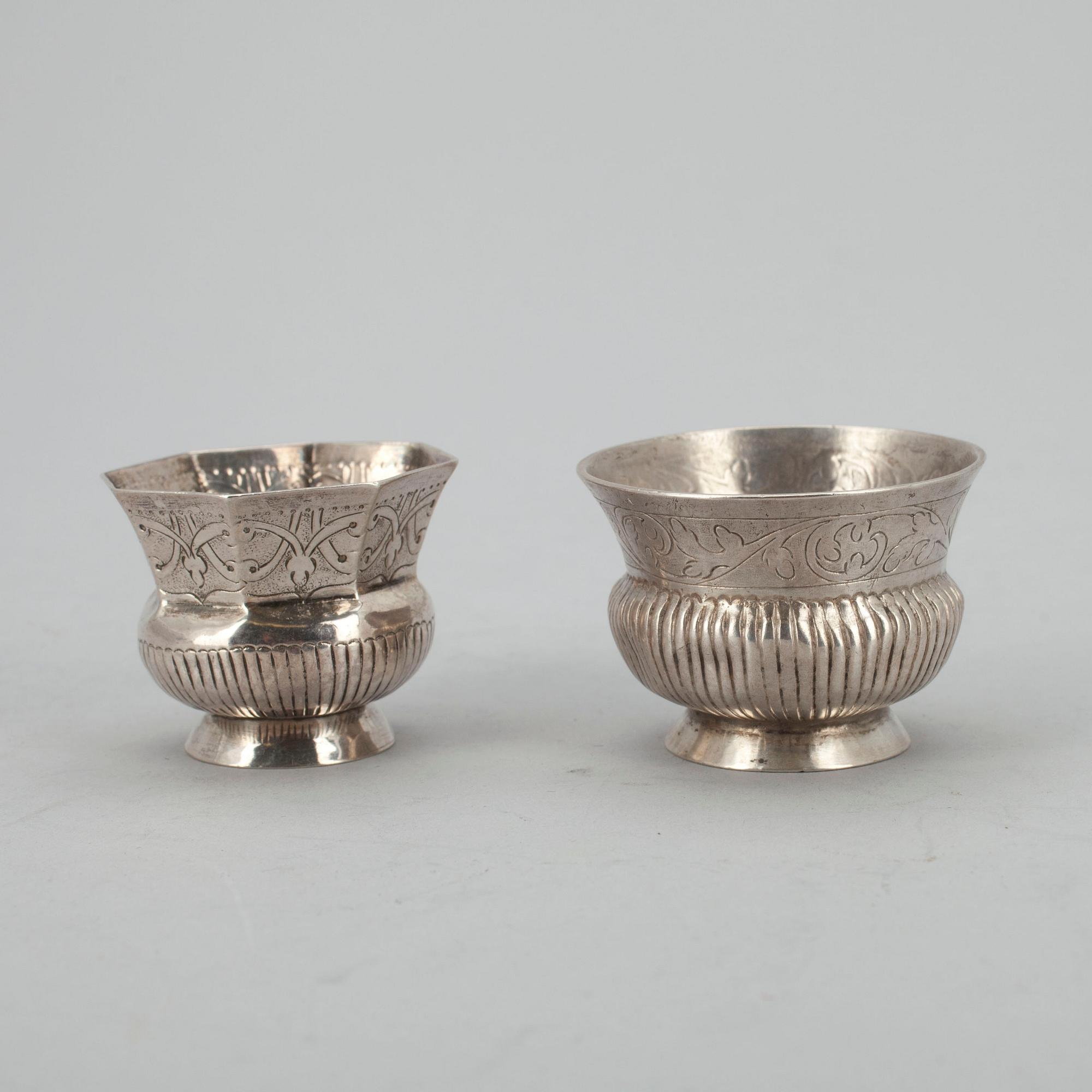 TSCHARKOR, 2 st, silver Moskva 1750-tal, den andra med otydlig stämplar, 1700-tal. Vikt tot. 51,9 g.