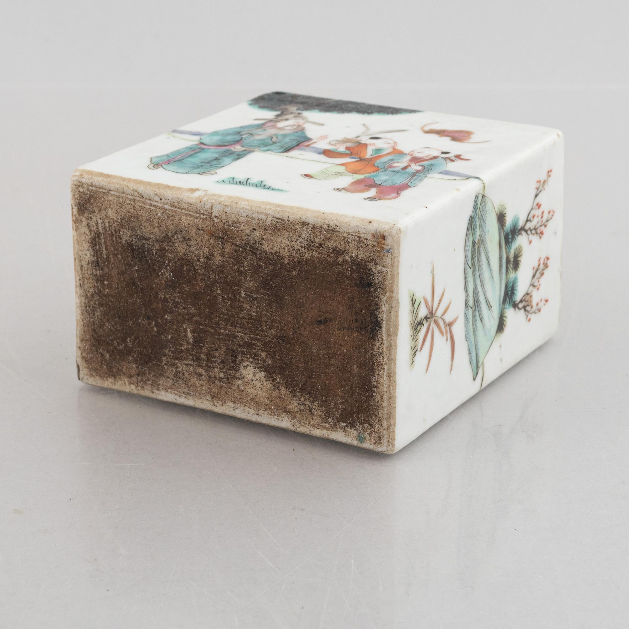 A famille rose tea caddy, Qing dynasty, 19th century.