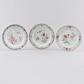 TALLRIKAR, 3 st snarlika, porslin, Kina, Qianlong 1736-1795.