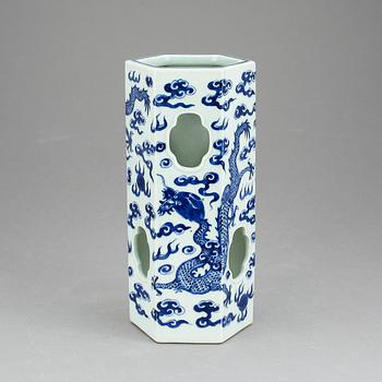 PERUKVAS, porslin, Kina, modern tillverkning.