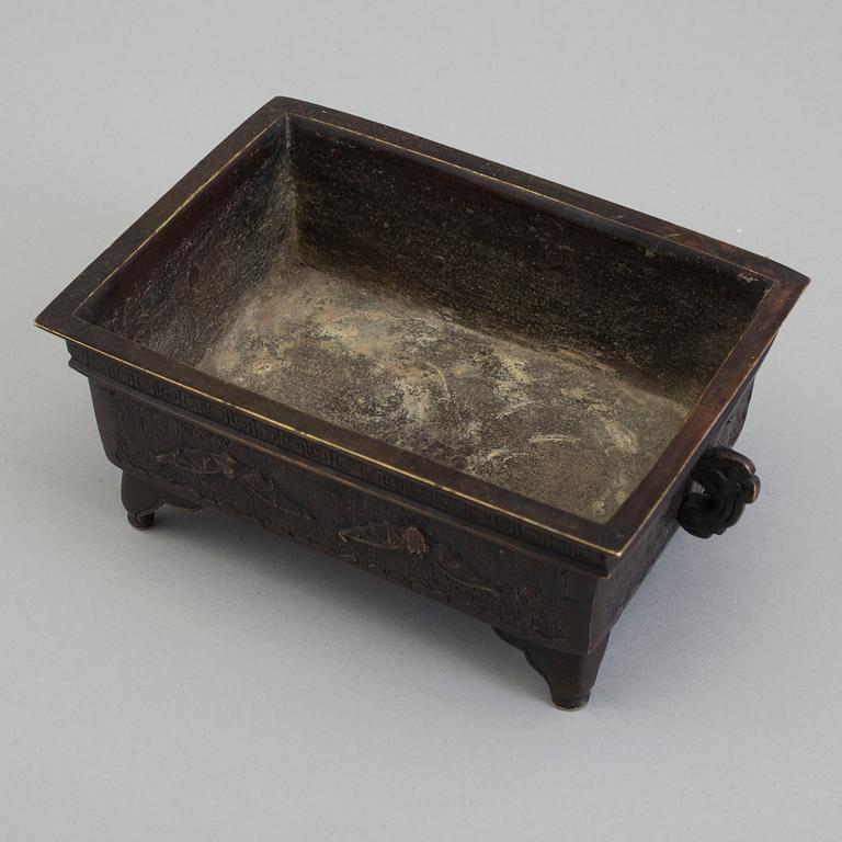 A Japanese bronze censer, Meiji (1868-1912).