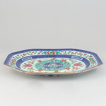 A blue and white and clobbered export porcelain serving dish, Qing dynasty, 19th century.