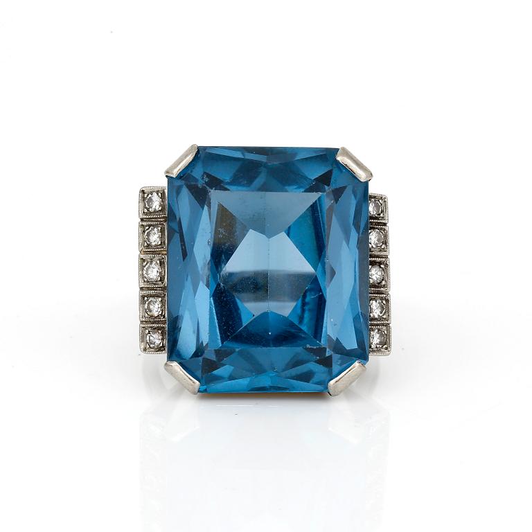 RING, med syntetisk blå spinell, ca 38 ct, och åttkantslipade diamanter, totalt ca 0,20 ct, MKS, Stockholm, 1962.