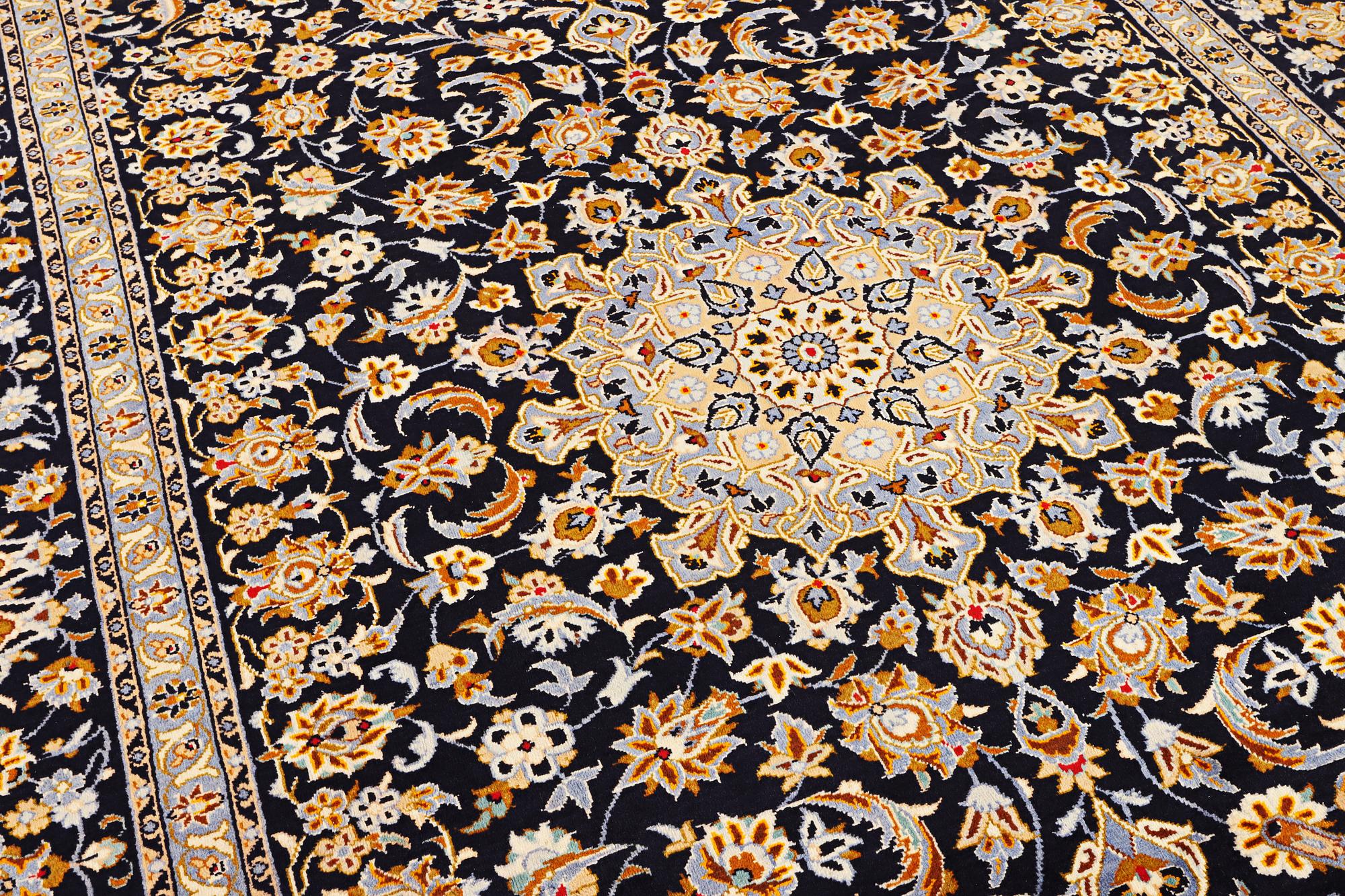A Kashan carpet, a. 367 x 241 cm.