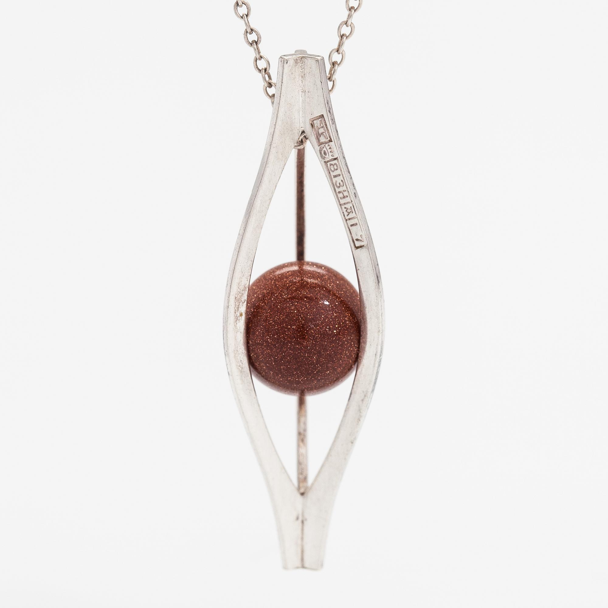 Elis Kauppi, A silver necklace with a goldstone pearl. Kupittaan kulta, Turku 1962.