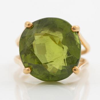 Ring, cocktail ring, 18K gold with large peridot.