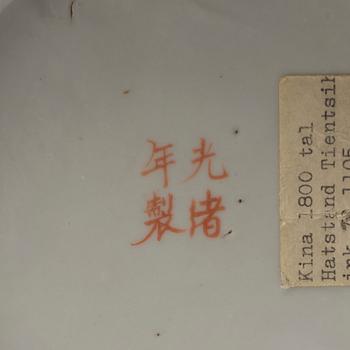 PERUKSTOCK/VAS, porslin. Qingdynastin, omkring 1900.