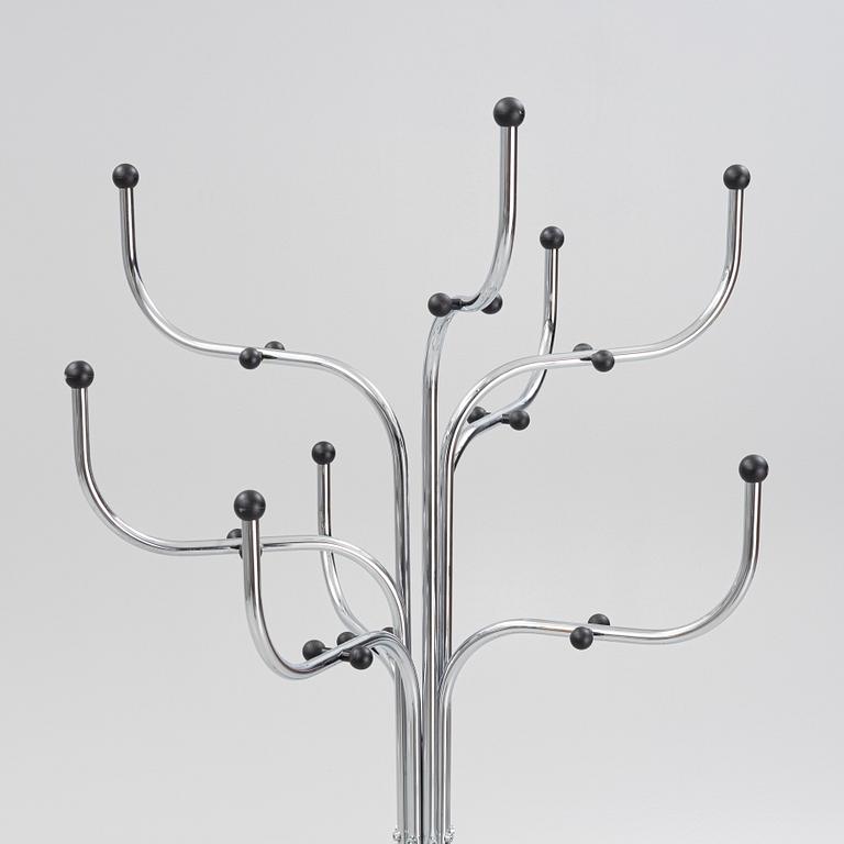Sidse Werner, tamburmajor, "Coat Tree", Fritz Hansen, Danmark.